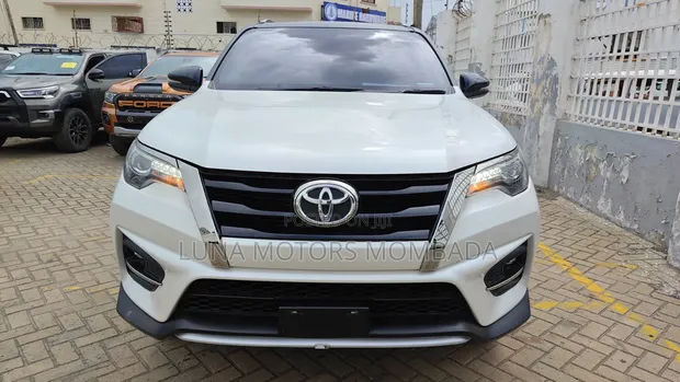 Toyota Fortuner 2.8 D AWD 2019 White - 1
