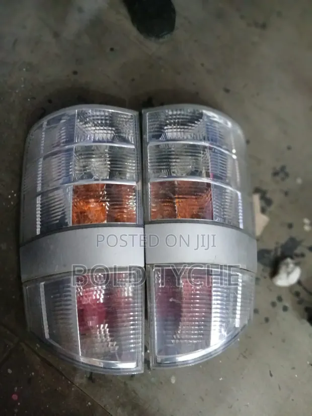 Toyota Noah 2005 Taillight (Used) - 1