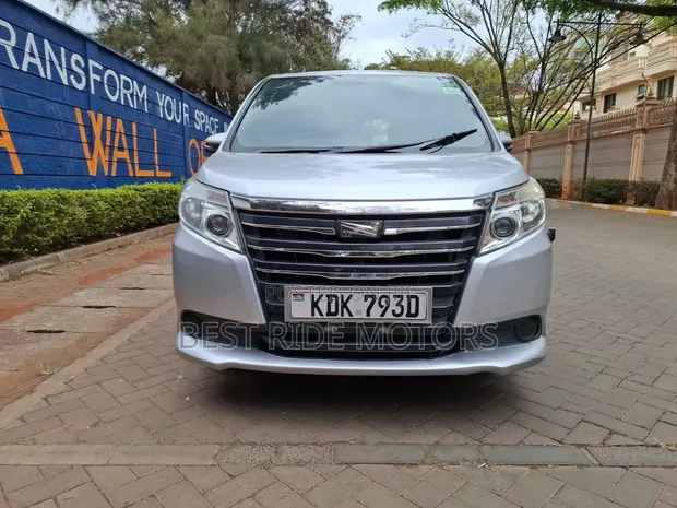 Toyota Noah 2.0 FWD (8 Seater) 2015 Silver - 1