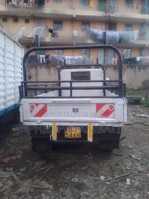 Mitsubishi Canter Mini Truck (2001)