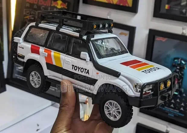 Toyota Land Cruiser LC80 Diecast Model - 1
