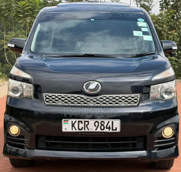 Toyota Voxy 2011 - 1
