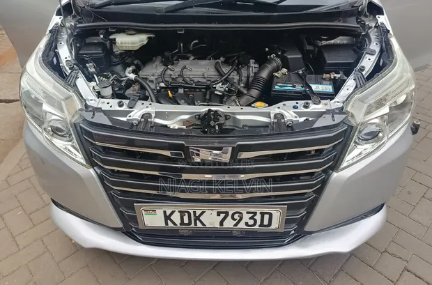 Toyota Noah 2015 Silver - 1
