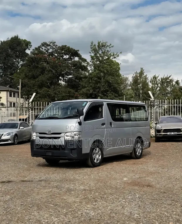 Toyota HiAce 2018 Silver - 1