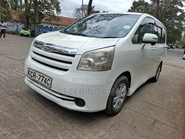 Toyota Noah 2.0 158hp FWD (8 Seater) 2009 White - 1