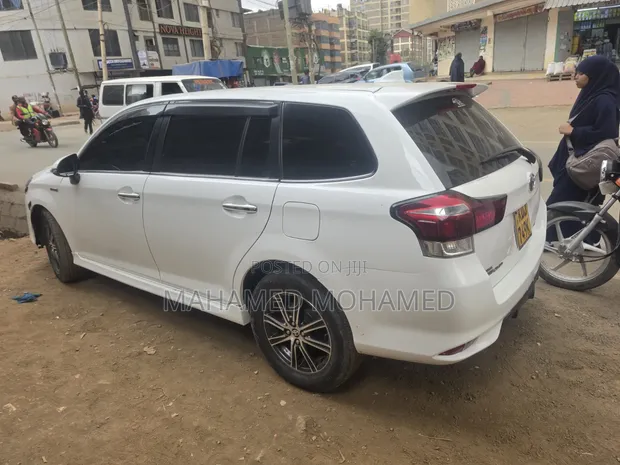 Toyota Corolla Fielder Hybrid 2015 White - 1