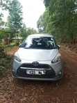 Toyota Sienta 1.5 Hybrid FWD 2018 - Silver - 2