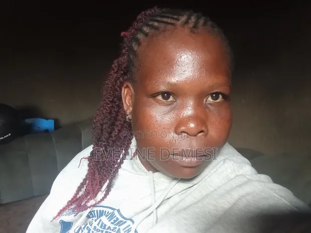 Eveline - Mtaalamu wa Mauzo na Masoko Online - 1