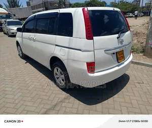 Toyota Isis 2012 White
