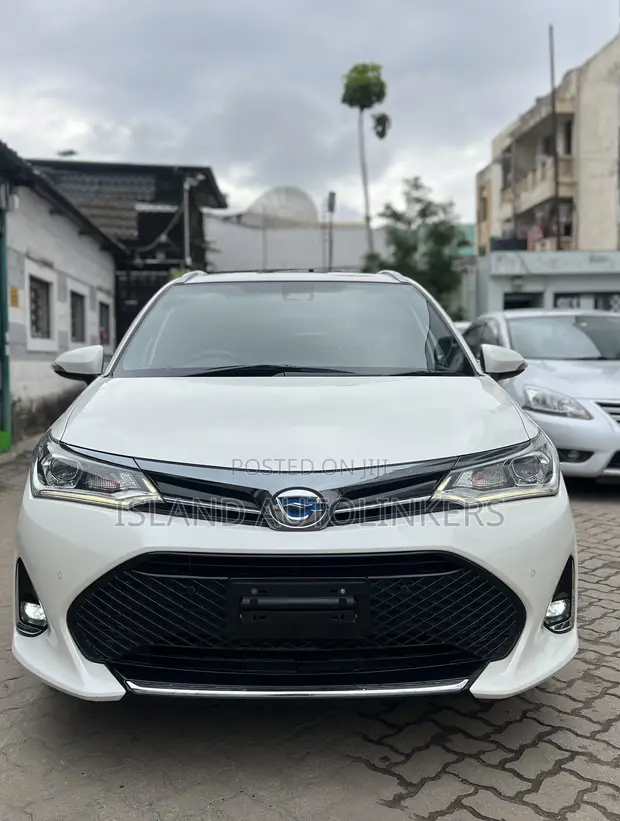 Toyota Corolla Fielder 1.5 Hybrid FWD 2019 White - 1