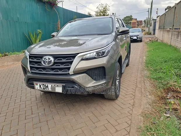 Toyota Fortuner 2023 Beige - 1