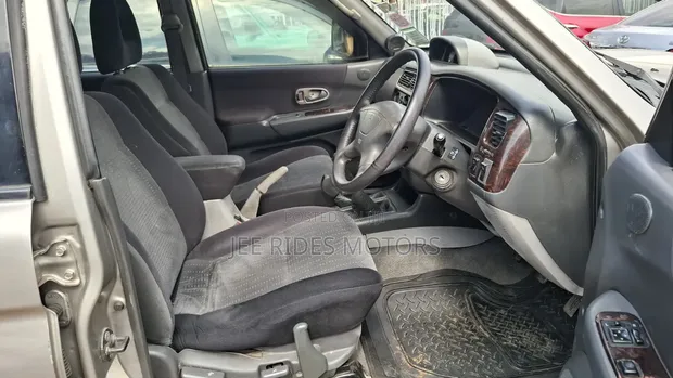 Mitsubishi Pajero 2004 Silver - 1