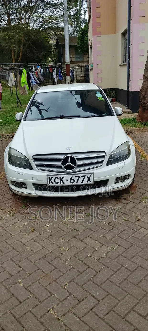 Mercedes-Benz C200 2010 White - 1