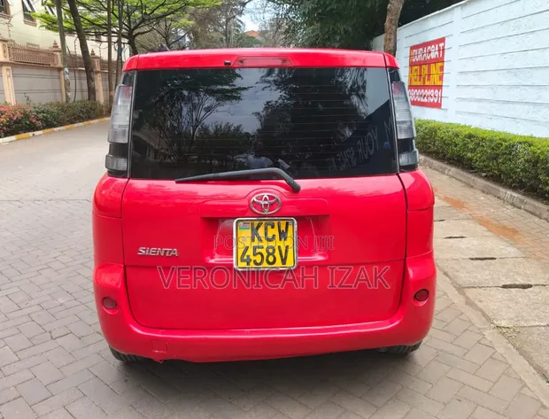 Toyota Sienta 2013 Red - 1