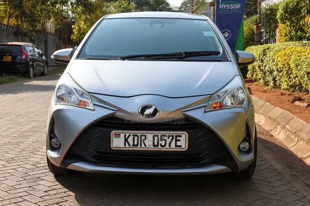Toyota Vitz 2017 Silver - 1