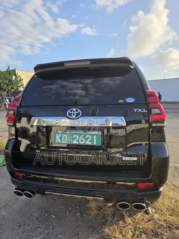 2019 Toyota Land Cruiser Prado TXL - Nyeusi - 1