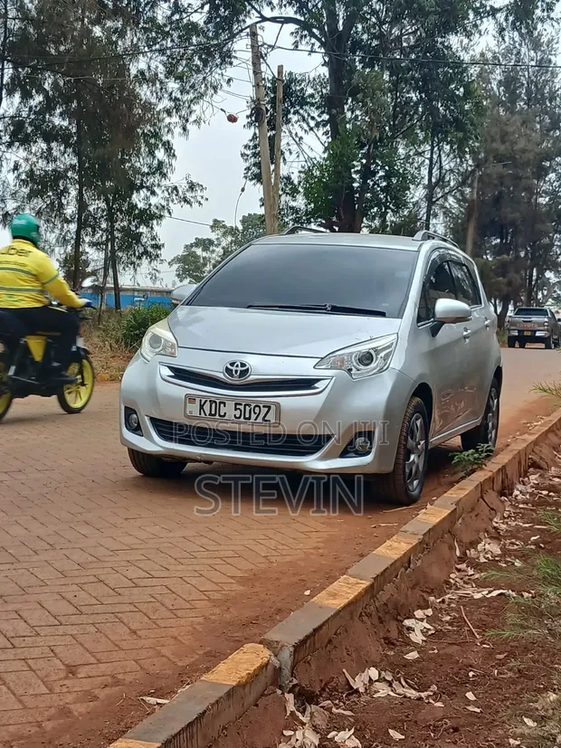 Toyota Ractis 2015 Silver - 1