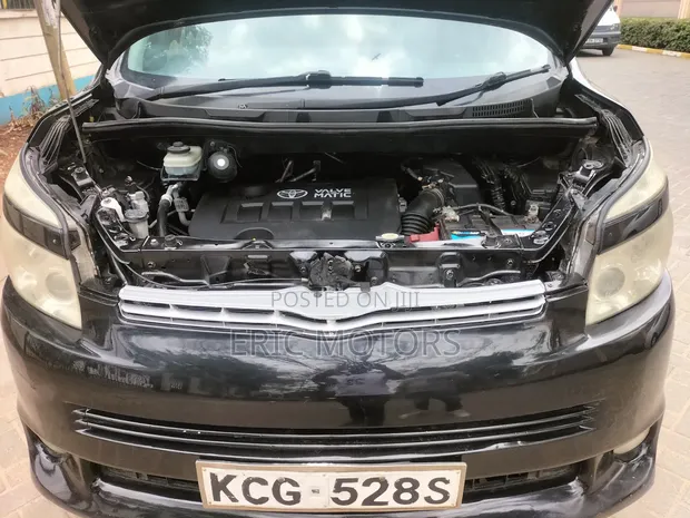 Toyota Voxy 2010 - 1
