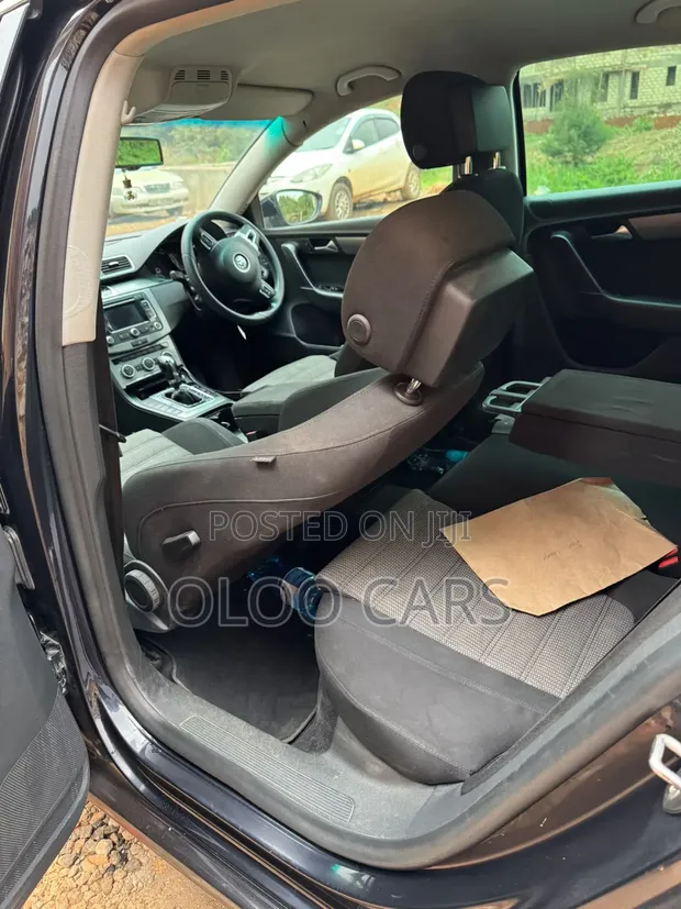 Volkswagen Passat 2012 Black - 1