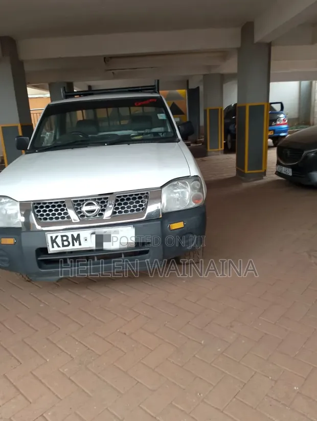 Nissan Hardbody 2005 White - 1