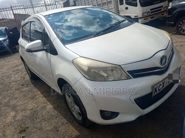 Toyota Vitz 2012 Silver - 1