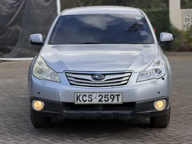 Subaru Outback 2.5i Premium 2011 Silver - 1