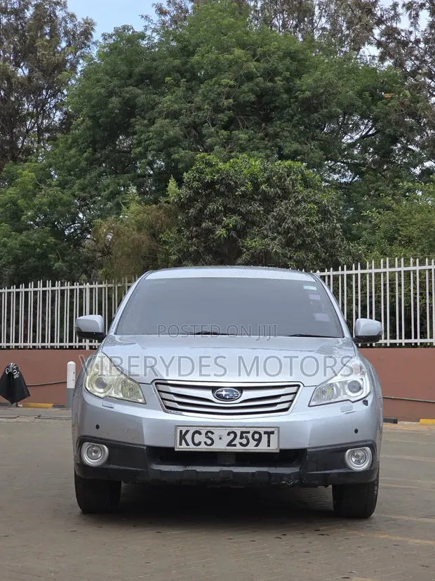 Subaru Outback 2012 Silver - 1