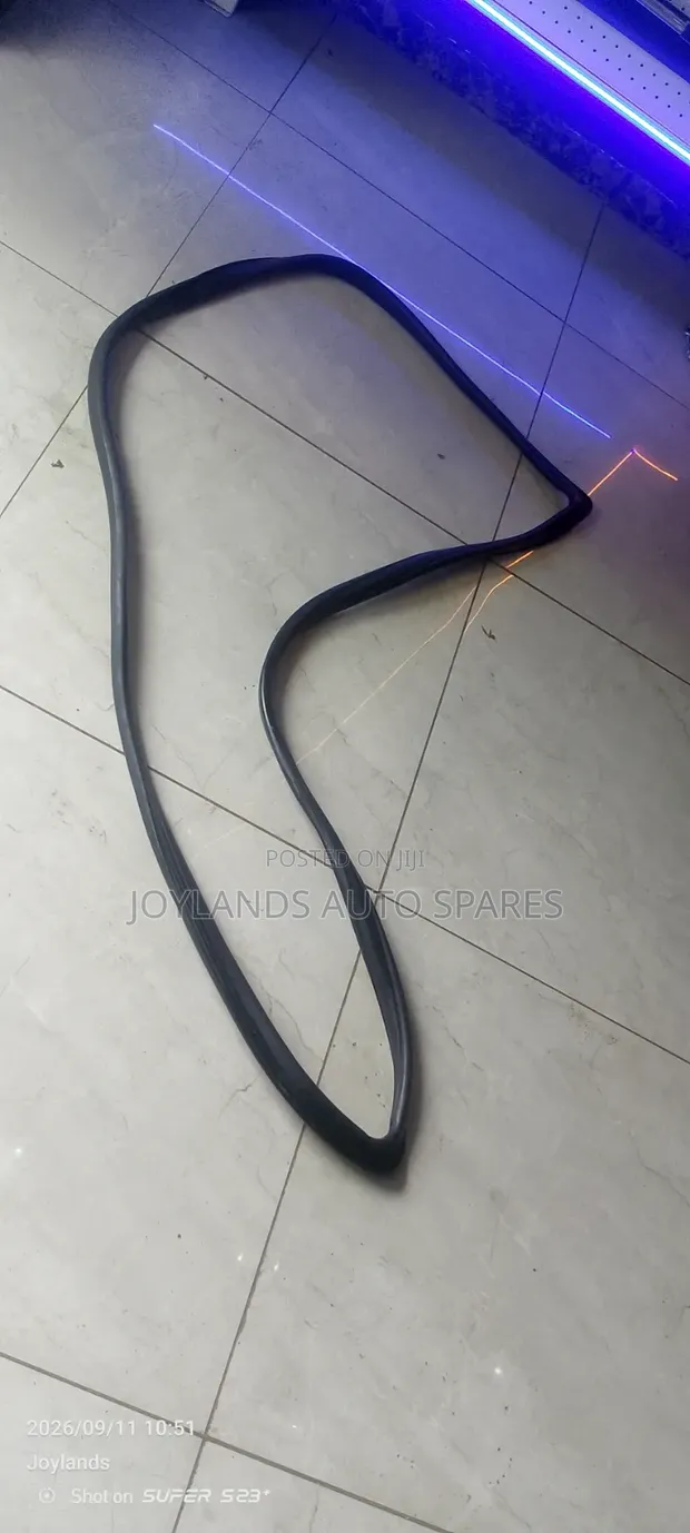 Toyota HiAce 5L/3L Shark Rear Windscreen Rubber - 1
