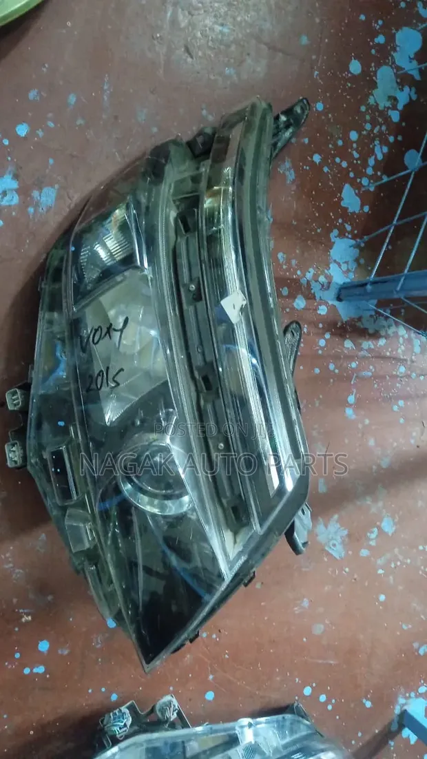 Toyota Voxy 2015 Xenon Headlight - 1