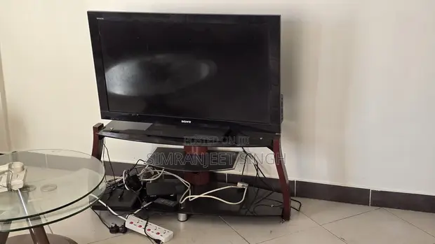 Sony Bravia TV ya Inchi 40 na Mika Water Dispenser - 1