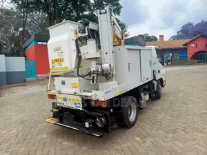 Hino Dutro Lori lenye Crane (2018)