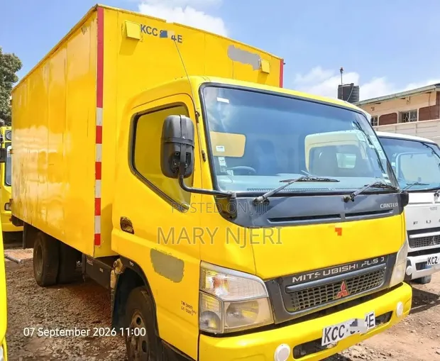Mitsubishi Canter Fuso Lorry 2014 Yellow - 1