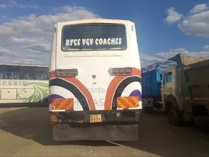 Mitsubishi Fuso Aero Bus 2011 Nyeupe