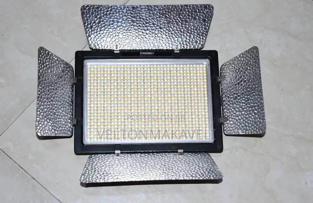 Yongnuo YN900 Pro LED Video Light Panel - 1