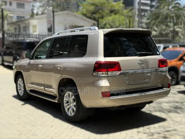 Toyota Land Cruiser 2017 Beige - 1