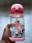 Chupa ya Maji ya Pinki ya Katuni na Mkanda wa Mabega - 2