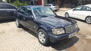 Mercedes-Benz E200 1990 Bluu