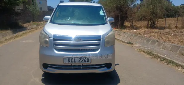 Toyota Noah 2.0 143hp FWD (8 Seater) 2009 Silver - 1