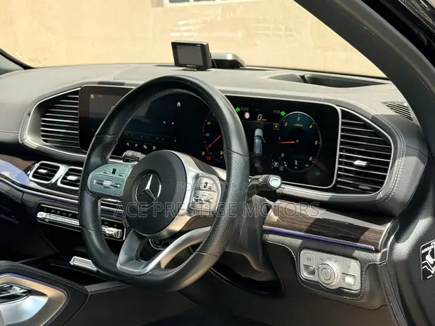 Mercedes-Benz GLE 300d 4MATIC 2019 Nyeusi - 1