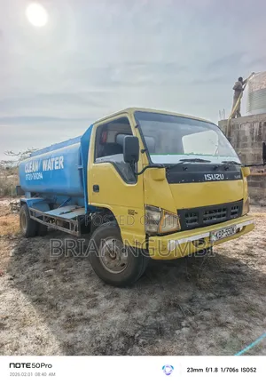Isuzu NPR 4.3 Tanker Truck 2010 Yellow