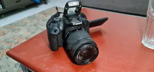 Canon 700D Kamera ya DSLR
