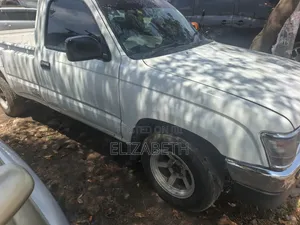 Toyota Hilux 2003 Nyeupe