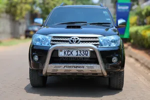 Toyota Fortuner 2010 Nyeusi
