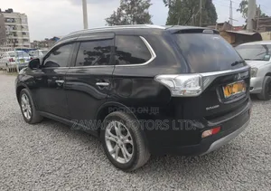Mitsubishi Outlander 2015 Nyeusi