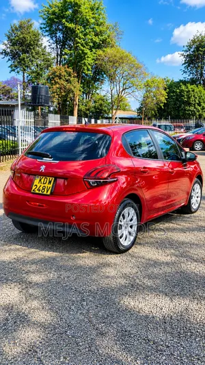 Peugeot 208 2018 Nyekundu