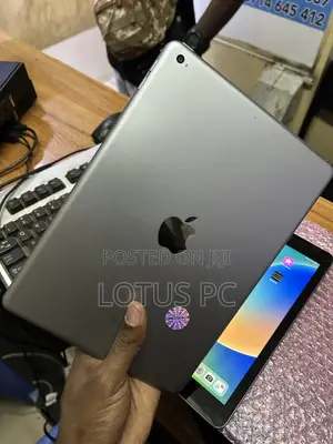 Apple iPad 9.7 (2017) 128GB Grey - Refurbished