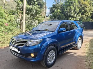 Toyota Fortuner 2012 Bluu