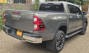 Toyota Hilux Double Cabin 2025 Dhahabu