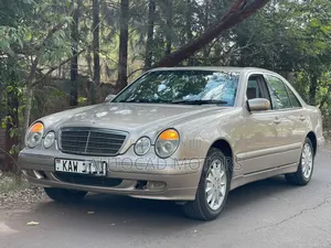 Mercedes-Benz E220 1999 Dhahabu