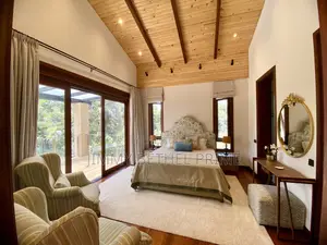 Townhouse ya Kifahari ya Vyumba 4 vya Kulala, Yote ni En-suite, Runda